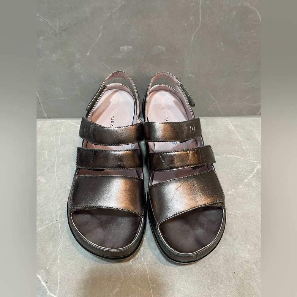 Aravon Women’s Metallic Avant Garde Triple-Strap Comfy Casual Sandals Size 7